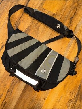 black and grey the Barney rustle blanket crumpler messenger bag